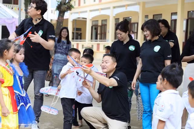 Lắp ráp đồ chơi cho các em học sinh