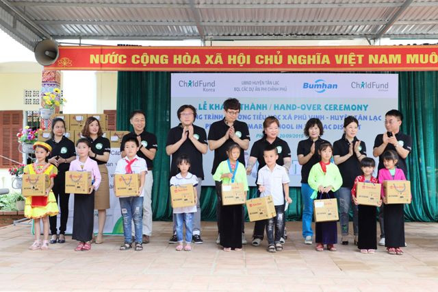 ChildFund Hàn Quốc tặng quà cho học sinh ChildFund Hàn Quốc tặng quà cho học sinh
