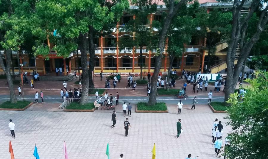 Thí sinh làm thủ tục dự thi tại tỉnh Hưng Yên.