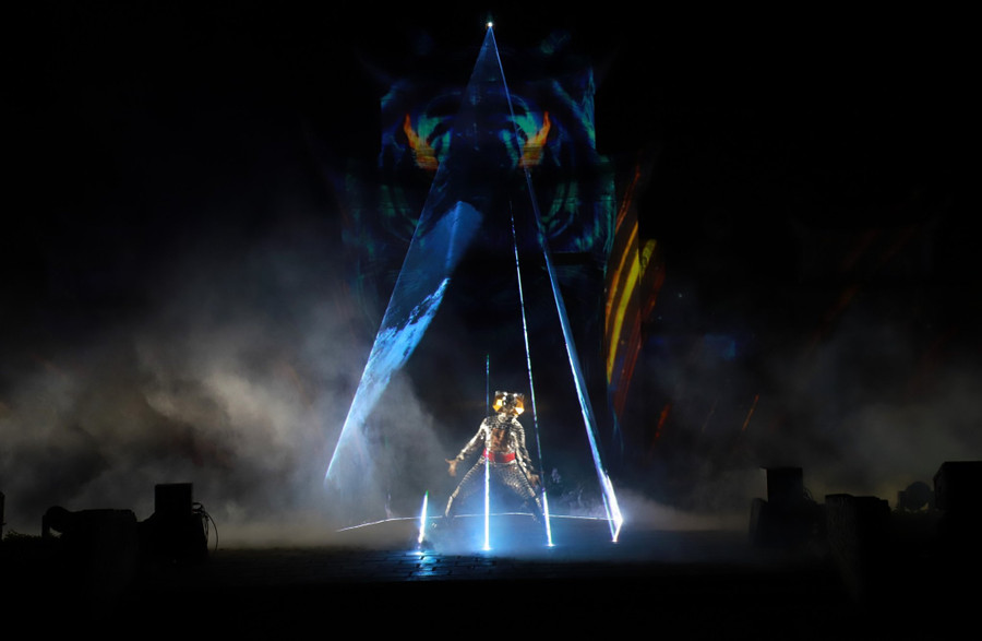 Trình diễn công nghệ 3D mapping, hiệu ứng thị giác 3 chiều. Trình diễn công nghệ 3D mapping, hiệu ứng thị giác 3 chiều.