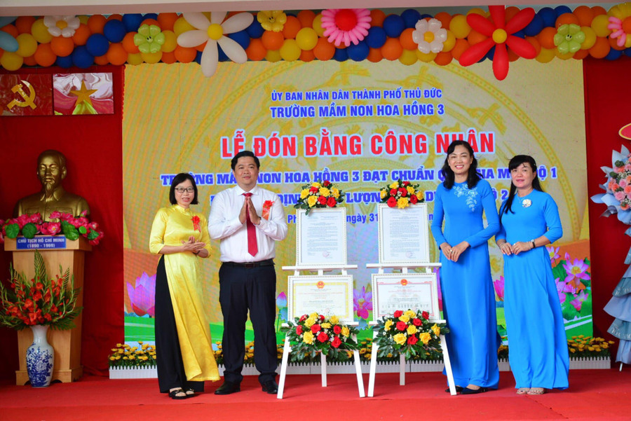 Trường MN Hoa Hồng 3 vinh dự đón nhận Bằng công nhận đạt chuẩn Quốc gia mức độ 1 và đạt Kiểm định chất lượng giáo dục cấp độ 2. Trường MN Hoa Hồng 3 vinh dự đón nhận Bằng công nhận đạt chuẩn Quốc gia mức độ 1 và đạt Kiểm định chất lượng giáo dục cấp độ 2.