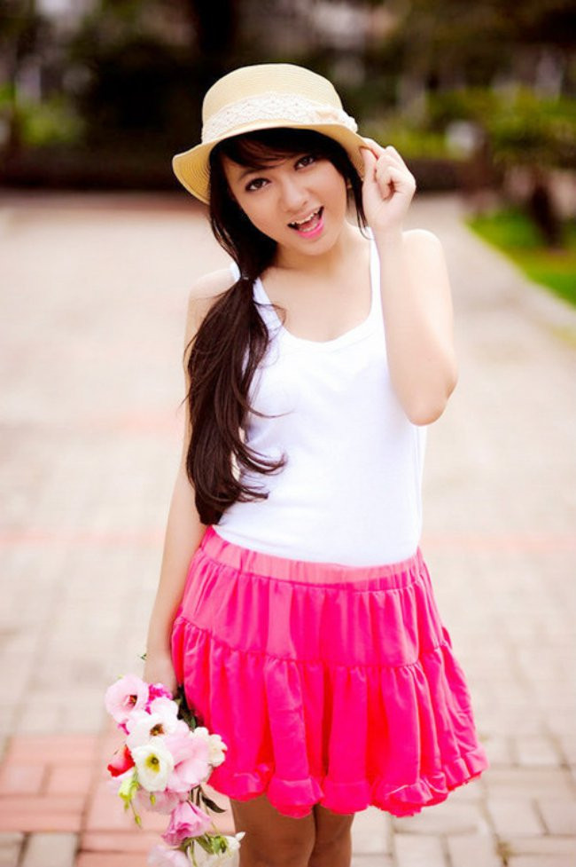 Cùng thời với Xuân Mai, Xuân Nghi cũng là một tài năng nhí nổi bật, được khán giả yêu mến ở thời bấy giờ. Cô đã gây ấn tượng với khán giả với các ca khúc như: Bé mở hội mừng xuân, Lời ru,… Nổi tiếng từ rất sớm nhưng Xuân Nghi luôn ý thức được việc học hành bài bản cực quan trọng.