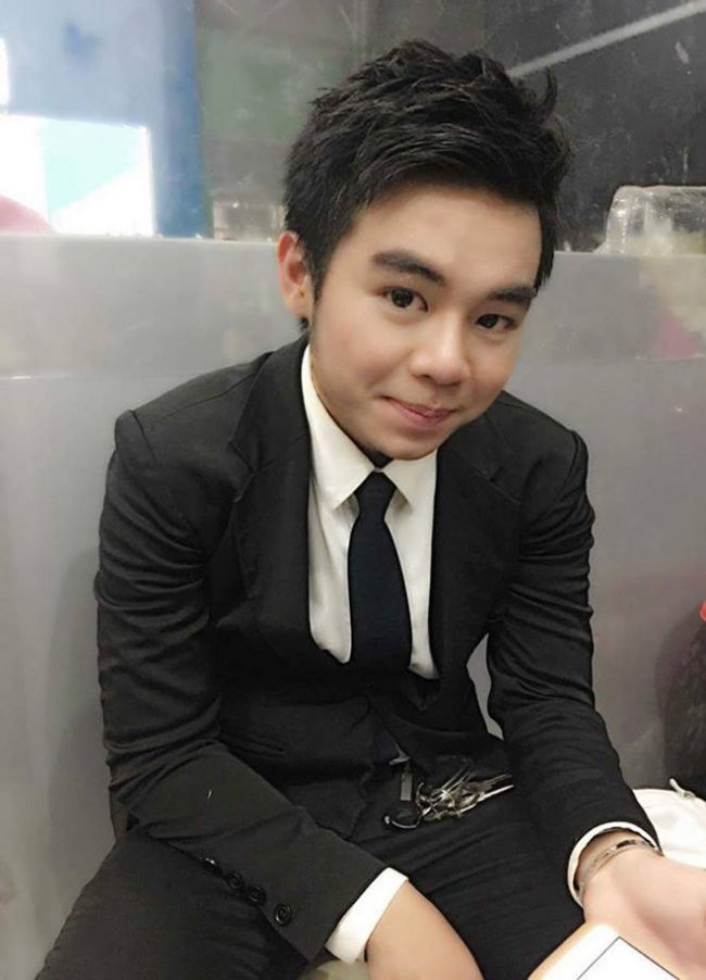 Bất ngờ tái xuất sau 12 năm, "thần đồng âm nhạc" ngày nào đã trở thành chàng trai 20 tuổi. Diện mạo của Nguyễn Huy một lần nữa nhận được nhiều sự quan tâm khi xuất hiện với hình ảnh khác hoàn toàn so với hình dung của khán giả về Bé Châu của nhiều năm trước.