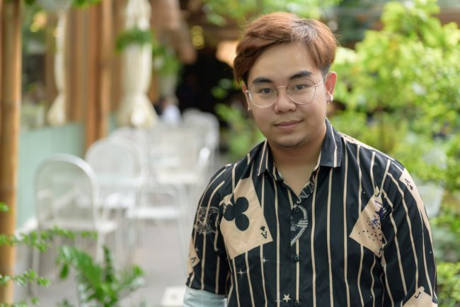 Trong một bài phỏng vấn cách đây không lâu, Bé Châu cho biết anh từng trải qua khoảng thời gian chạy show miệt mài để trả nợ cho gia đình. "Tôi nhớ, có lần phải chạy show trả nợ 300 triệu đồng cho ba. 10 năm qua, việc trả nợ cho ba mẹ cứ diễn ra đều đặn. Bạn gái chứng kiến việc tôi phải kéo cày trả nợ cho ba mẹ rất bức xúc. Cũng như nhiều người khác, cô ấy không hiểu vì sao tôi lại chấp nhận chuyện đó trong thời gian dài mà không phản ứng. Tôi không thể phản ứng được vì ba mẹ tôi đâu có vướng vào tệ nạn xã hội mà chỉ là thiếu kiến thức, quá tin người" - Nguyễn Huy chia sẻ.