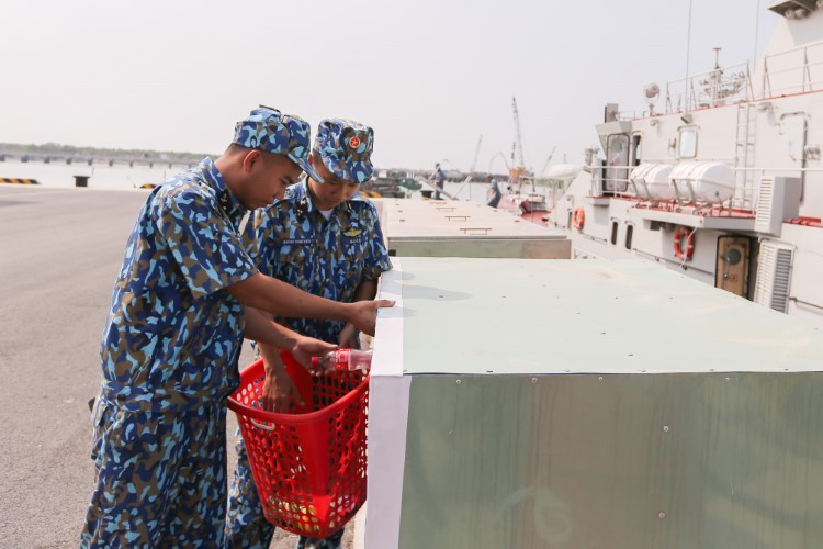 Thu gom rác thải trở thành hoạt động thường xuyên của lính Hải quân