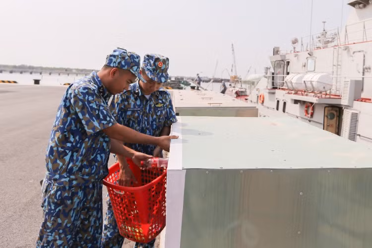 Thu gom rác thải trở thành hoạt động thường xuyên của lính Hải quân