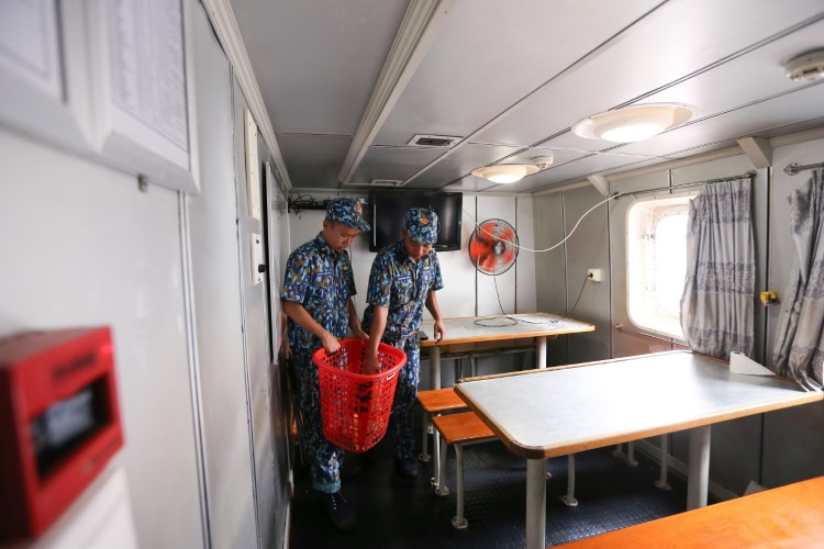 Cùng nhau thu gom rác.