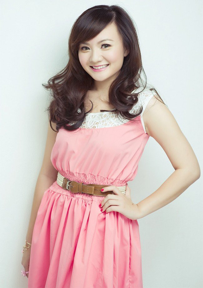 Năm 9 tuổi, giữa lúc đang ở đỉnh cao sự nghiệp, Xuân Mai bất ngờ theo mẹ sang Mỹ định cư. 6 năm sau cô trở về Việt Nam nhưng khán giả lại không chấp nhận Xuân Mai khi lớn phổng phao như thiếu nữ.Dù tung nhiều sản phẩm âm nhạc cho ngày trở lại nhưng Xuân Mai không được đón nhận như thời gian trước.