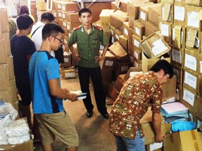 Lô sách lậu khổng lồ trong Công ty Cổ phần Đầu tư và Tư vấn giáo dục Văn Hiến. 3