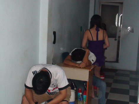 Bắt quả tang hàng chục nhân viên massage đang kích dục cho khách