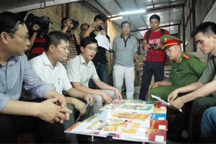 Lực lượng chức năng kiểm tra về lô sách lậu của Công ty Cổ phần Đầu tư và Tư vấn giáo dục Văn Hiến. 1