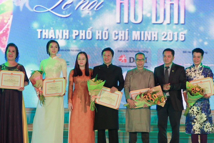 Hội thi Duyên dáng Áo dài có sự góp mặt của Hoa hậu Kỳ Duyên NTK Sĩ Hoàng, Nhiếp ảnh Phạm Hoài Nam làm giám khảo. Hội thi Duyên dáng Áo dài có sự góp mặt của Hoa hậu Kỳ Duyên NTK Sĩ Hoàng, Nhiếp ảnh Phạm Hoài Nam làm giám khảo.