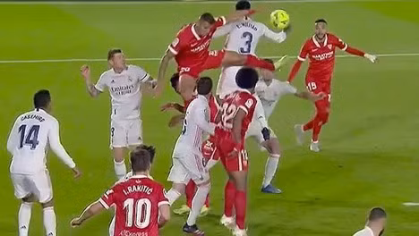 Real Madrid bị thổi phạt đền oan ức?