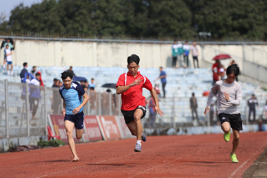 Các VĐV tranh tài môn điền kinh. Các VĐV tranh tài môn điền kinh.