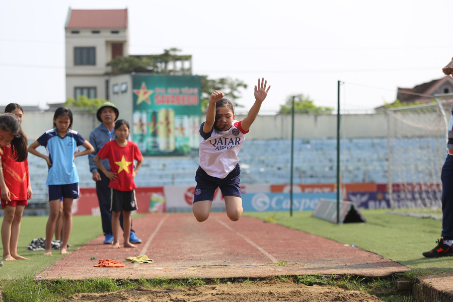 Vận động viên thi đấu môn nhảy xa. Vận động viên thi đấu môn nhảy xa.