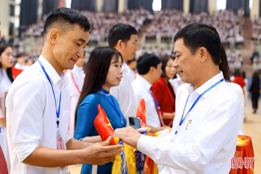 Phó Chủ tịch UBND tỉnh Hà Tĩnh trao cờ lưu niệm cho các đơn vị tham gia. (Ảnh: BHT)