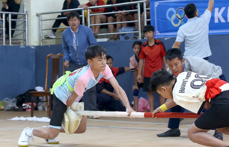 VĐV đọ sức môn đẩy gậy. VĐV đọ sức môn đẩy gậy.