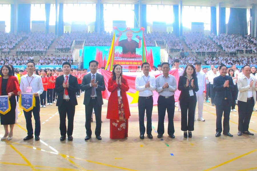 Các đại biểu tham dự chúc mừng lễ khai mạc Hội khỏe Phù Đổng Hà Tĩnh năm 2024. Các đại biểu tham dự chúc mừng lễ khai mạc Hội khỏe Phù Đổng Hà Tĩnh năm 2024.