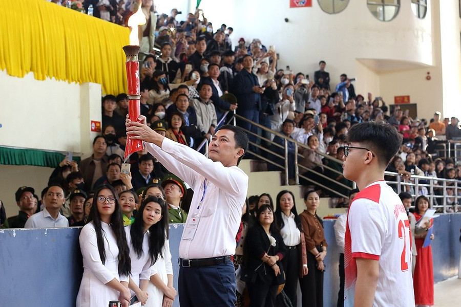 Ông Lê Ngọc Châu - Phó Chủ tịch UBND tỉnh Hà Tĩnh, Trưởng Ban chỉ đạo HKPĐ cấp tỉnh lần thứ XIV thắp lửa truyền thống tại Lễ khai mạc. Ông Lê Ngọc Châu - Phó Chủ tịch UBND tỉnh Hà Tĩnh, Trưởng Ban chỉ đạo HKPĐ cấp tỉnh lần thứ XIV thắp lửa truyền thống tại Lễ khai mạc.