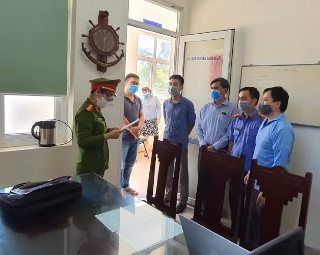 Cơ quan CSĐT thi hành các lệnh tố tụng để khám xét phòng làm việc của bị can Nguyễn Đình Quân (ngoài cùng bên phải), nguyên Chánh Thanh tra Sở Y tế tỉnh Đắk Lắk.