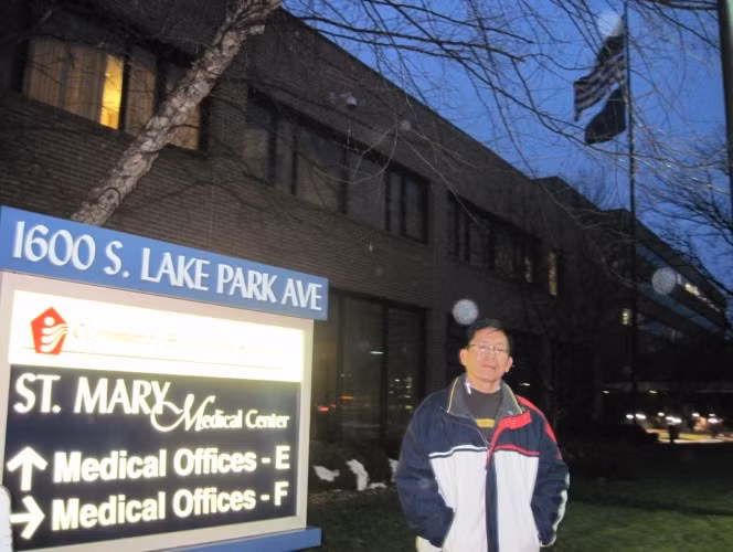 Tác giả trước Trung tâm Y khoa Saint Mary, Indiana (Mỹ).