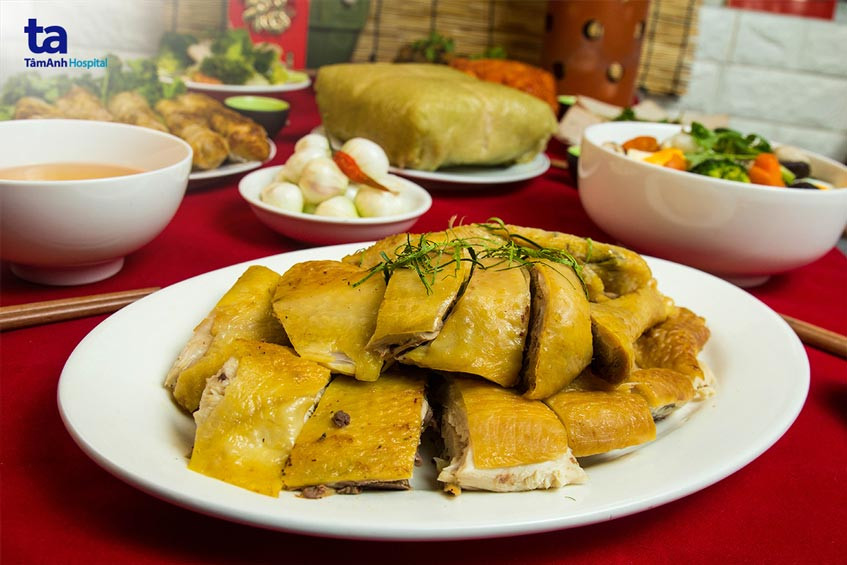 Người bệnh tim mạch cần hạn chế ăn thực phẩm giàu calo và chất béo xấu như da gà, nem rán, bánh chưng… Người bệnh tim mạch cần hạn chế ăn thực phẩm giàu calo và chất béo xấu như da gà, nem rán, bánh chưng…