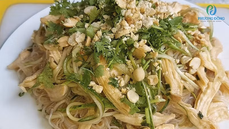 Miến gà trộn với vị chua ngọt đậm đà ăn mãi không ngán.