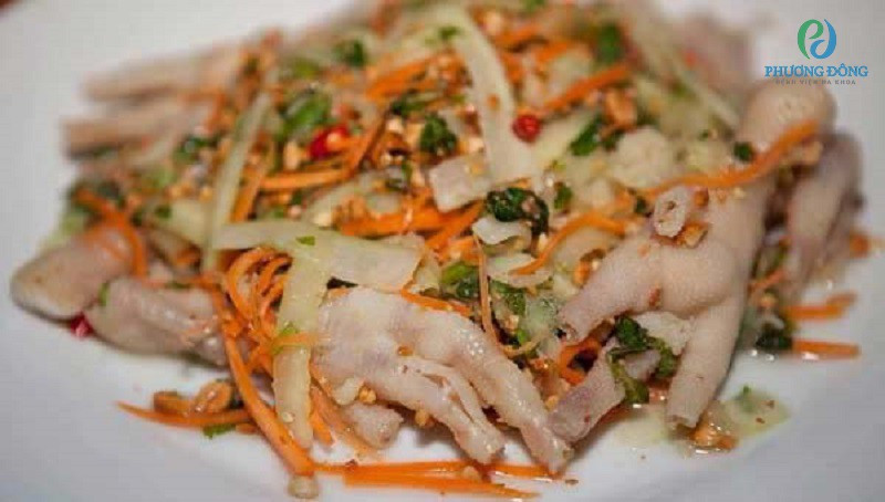 Món nộm chân gà với ngó sen hấp dẫn và giúp kích thích vị giác ngày Tết.