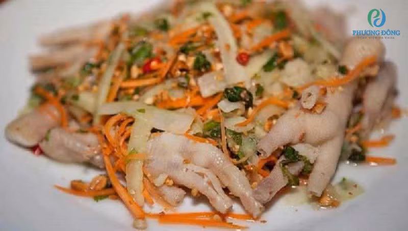 Món nộm chân gà với ngó sen hấp dẫn và giúp kích thích vị giác ngày Tết.