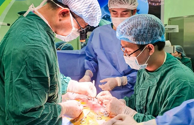 Êkip phẫu thuật khoa Ngoại lồng ngực phẫu thuật tạo hình thực quản cho bé K.N. Ảnh: BV.