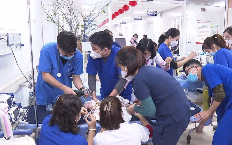 Các bác sĩ tiến hành cấp cứu bệnh nhi. Ảnh: BV.