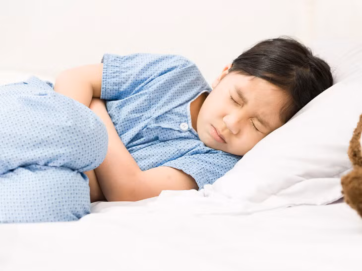 Nếu các triệu chứng ngộ độc từ mức độ trung bình đến nặng, trẻ cần được đưa ngay đến cơ sở y tế để khám và điều trị. Ảnh minh họa.