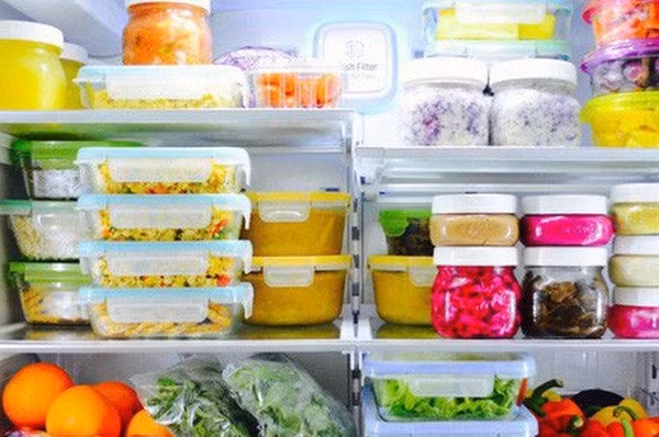 Cho thực phẩm vào từng hộp sạch, để cho nguội hẳn rồi mới đậy nắp và bảo quản trong tủ lạnh. Cho thực phẩm vào từng hộp sạch, để cho nguội hẳn rồi mới đậy nắp và bảo quản trong tủ lạnh.