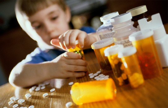 Thuốc, hóa chất nên để ở nơi tránh xa tầm với của trẻ và trẻ không thể tự ý lấy sử dụng được. Ảnh minh họa. Thuốc, hóa chất nên để ở nơi tránh xa tầm với của trẻ và trẻ không thể tự ý lấy sử dụng được. Ảnh minh họa.