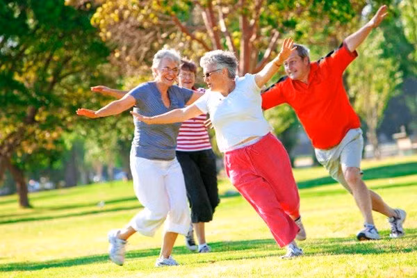 Du Xuân, đón Tết nếu được ăn, ngủ, nghỉ ngơi điều độ... người cao tuổi có thể vừa được du Xuân vui vẻ, vừa mừng tuổi được họ hàng nội ngoại lại có thể sum vầy cùng con cháu và đảm bảo sức khỏe.