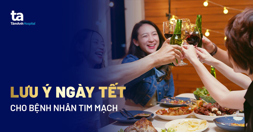 Trên bàn tiệc ngày Tết ít khi thiếu bia rượu. Trên bàn tiệc ngày Tết ít khi thiếu bia rượu.