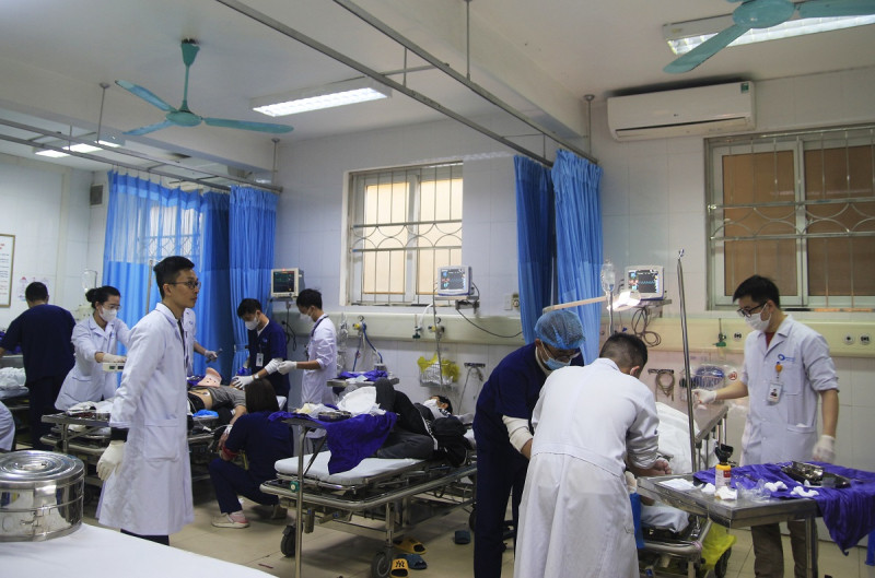 5 bệnh nhân trong một vụ tai nạn giao thông tại Khu vực Bãi Cháy, TP Hạ Long chuyển cấp cứu tại Bệnh viện Bãi Cháy. Ảnh: BV.