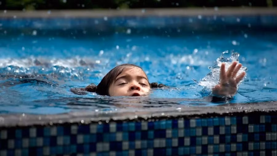 Nếu có xảy ra ngạt nước, phụ huynh cần kêu gọi giúp đỡ tại chỗ. Ảnh minh họa.