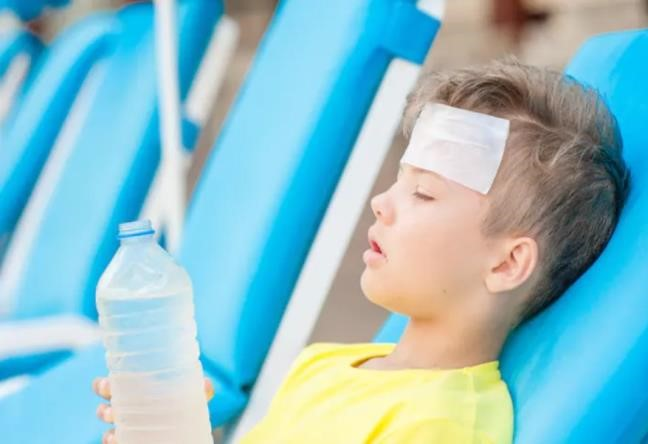 Cha mẹ cần lưu ý việc bổ sung nước và điện giải cho trẻ để tránh trẻ bị mệt lả do sốc nhiệt. Ảnh minh họa. Cha mẹ cần lưu ý việc bổ sung nước và điện giải cho trẻ để tránh trẻ bị mệt lả do sốc nhiệt. Ảnh minh họa.
