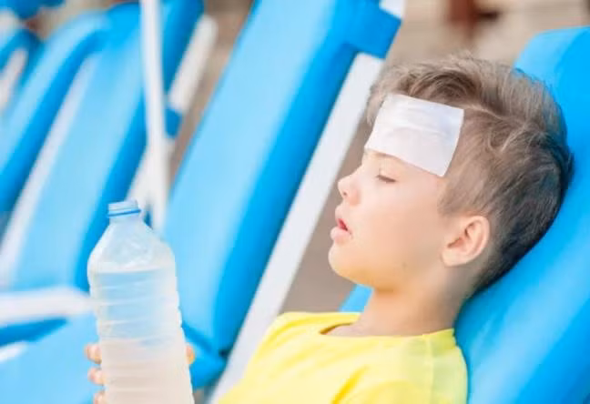 Cha mẹ cần lưu ý việc bổ sung nước và điện giải cho trẻ để tránh trẻ bị mệt lả do sốc nhiệt. Ảnh minh họa.