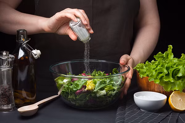 Cần hạn chế các món ăn nhiều muối. Ảnh minh họa.