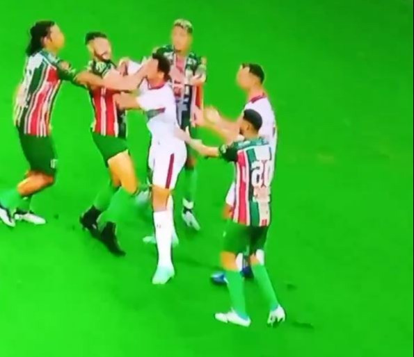 Tình huống dẫn đến xô xát khiến cả 2 bị thẻ đỏ. Tình huống dẫn đến xô xát khiến cả 2 bị thẻ đỏ.