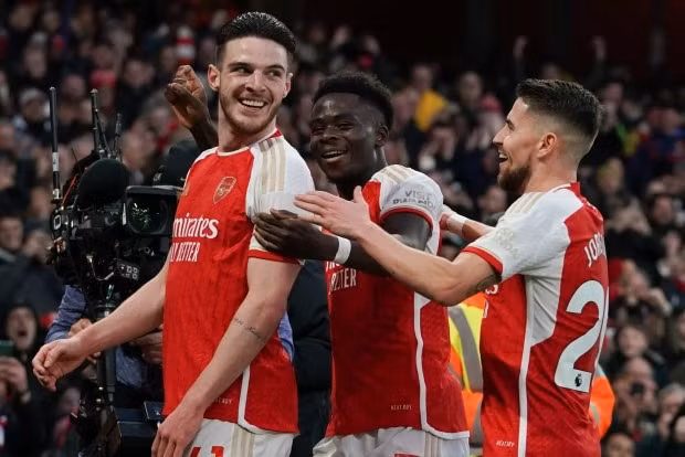 Thắng đậm ở vòng 28 giúp Arsenal leo lên ngôi đầu bảng xếp hạng Ngoại hạng Anh.