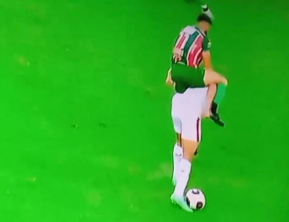 Tiền đạo Leo Bahia ‘cưỡi ngựa’ trên lưng hậu vệ Rafael Jansen. Tiền đạo Leo Bahia ‘cưỡi ngựa’ trên lưng hậu vệ Rafael Jansen.