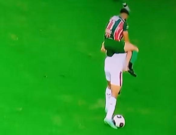 Tiền đạo Leo Bahia ‘cưỡi ngựa’ trên lưng hậu vệ Rafael Jansen.