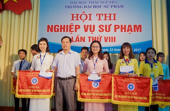 PGS.TS Mai Xuân Trường - Phó Hiệu trưởng - trao giải Nhất, Nhì, Ba toàn đoàn cho các đội có phần thi xuất sắc