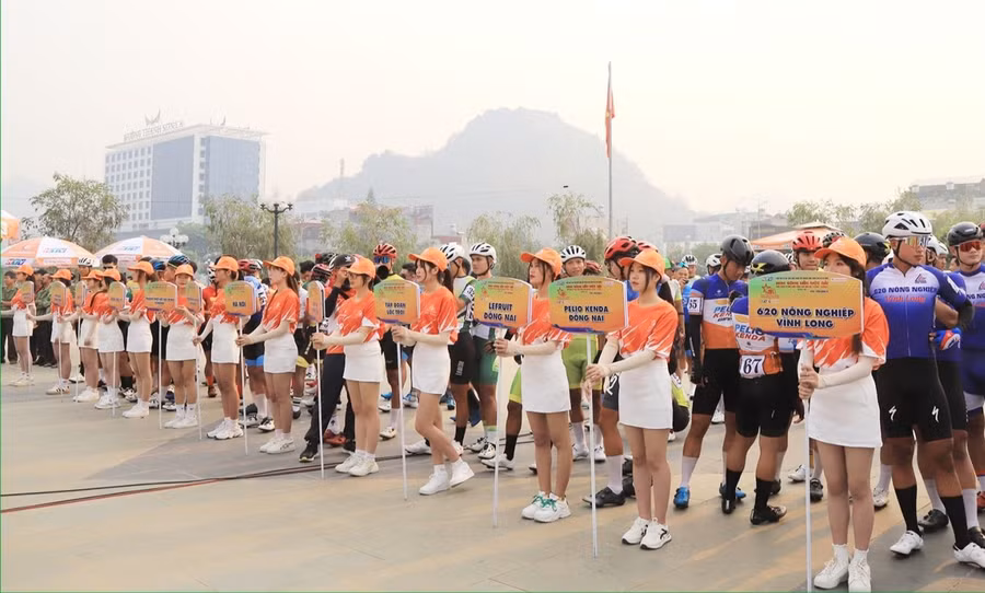 Các đại biểu dự lễ khai mạc.