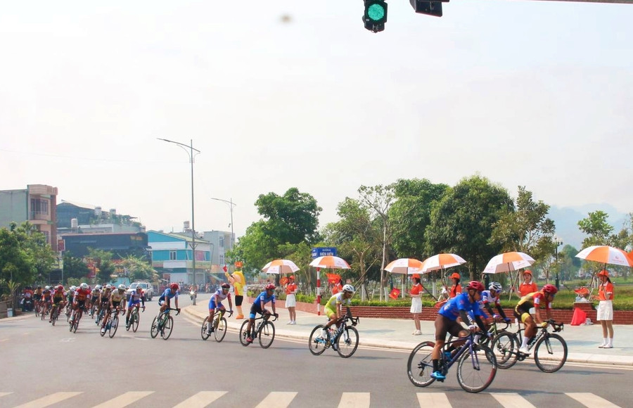 Các vận động viên đang nỗ lực chinh phục cung đường đua. Các vận động viên đang nỗ lực chinh phục cung đường đua.
