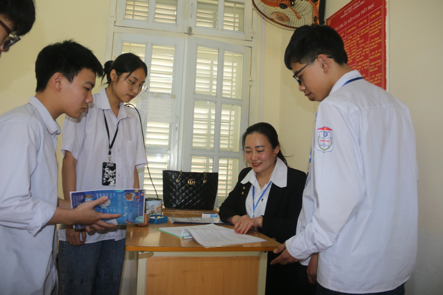 Kết thúc tiết học, cô Quỳnh nán lại lớp giải đáp và hướng dẫn thêm bài tập cho học sinh.