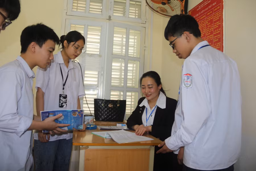 Kết thúc tiết học, cô Quỳnh nán lại lớp giải đáp và hướng dẫn thêm bài tập cho học sinh.